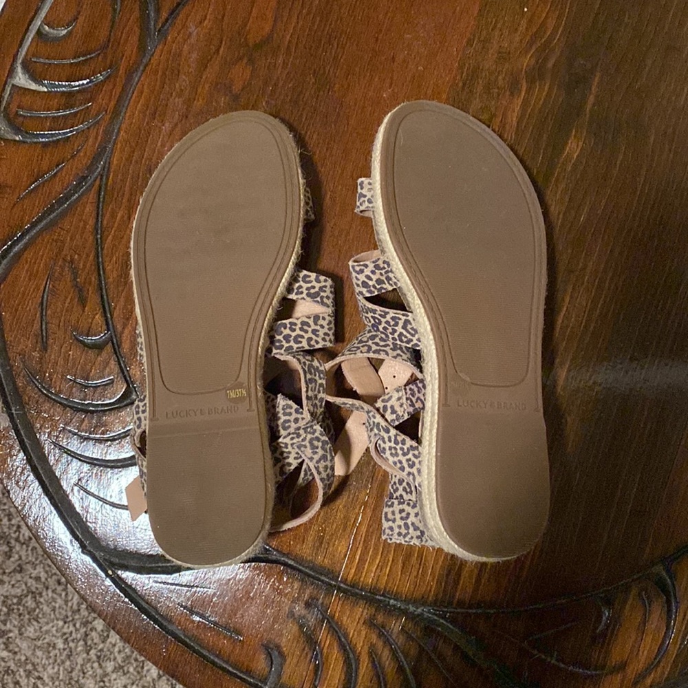 Size 7 lucky brand shoes - Picture 3 of 4